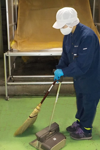 成型場周りの床清掃